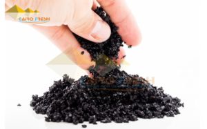 جزيئات الكربون النشط عالي النقاء المستخدم في خطوط تكرير السكر والصناعات الغذائية لإزالة الشوائب والملونات العضوية.High-purity activated carbon granules used in sugar refining lines and food industries to remove organic impurities and colorants.